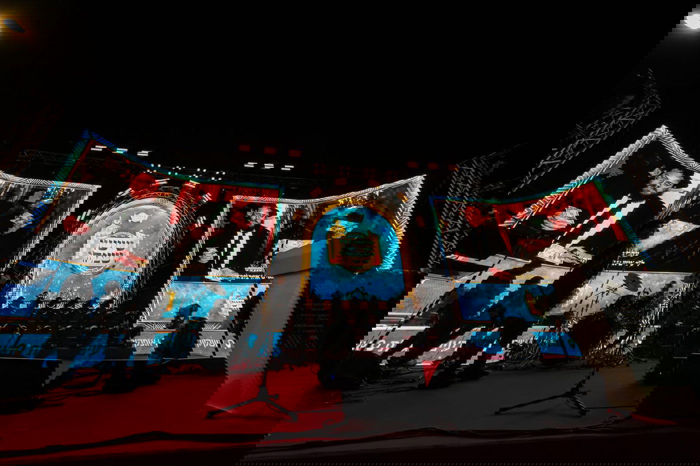 עם משפחות החטופים וההרוגים בשדה הקטל ברעים: מעמד מרגש של הכנסת ספר תורה | תיעוד מיוחד