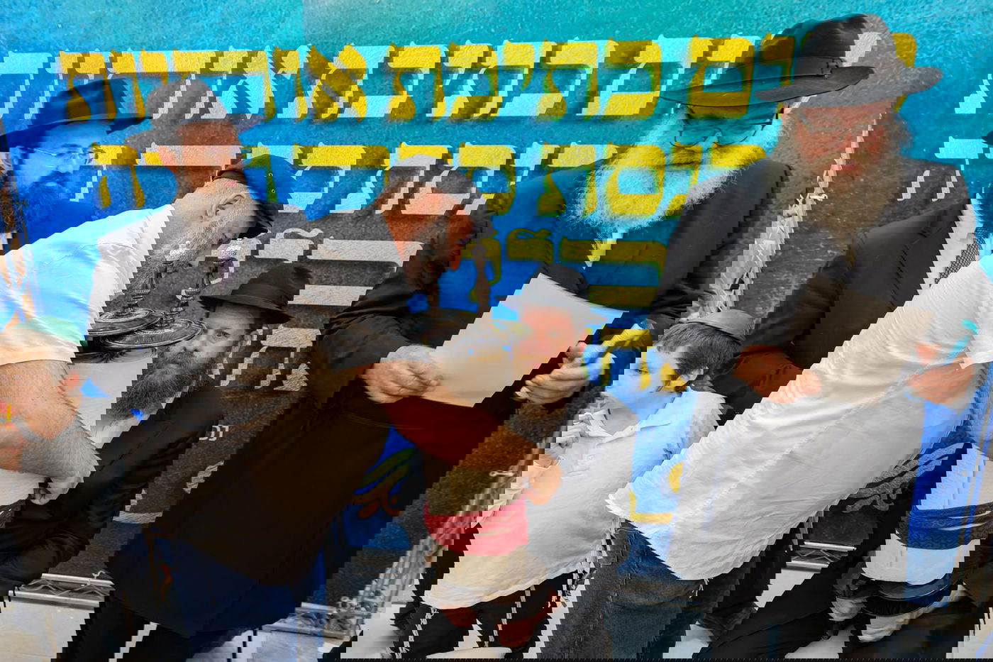 עם משפחות החטופים וההרוגים בשדה הקטל ברעים: מעמד מרגש של הכנסת ספר תורה | תיעוד מיוחד