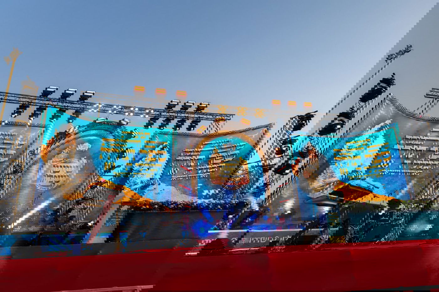 עם משפחות החטופים וההרוגים בשדה הקטל ברעים: מעמד מרגש של הכנסת ספר תורה | תיעוד מיוחד