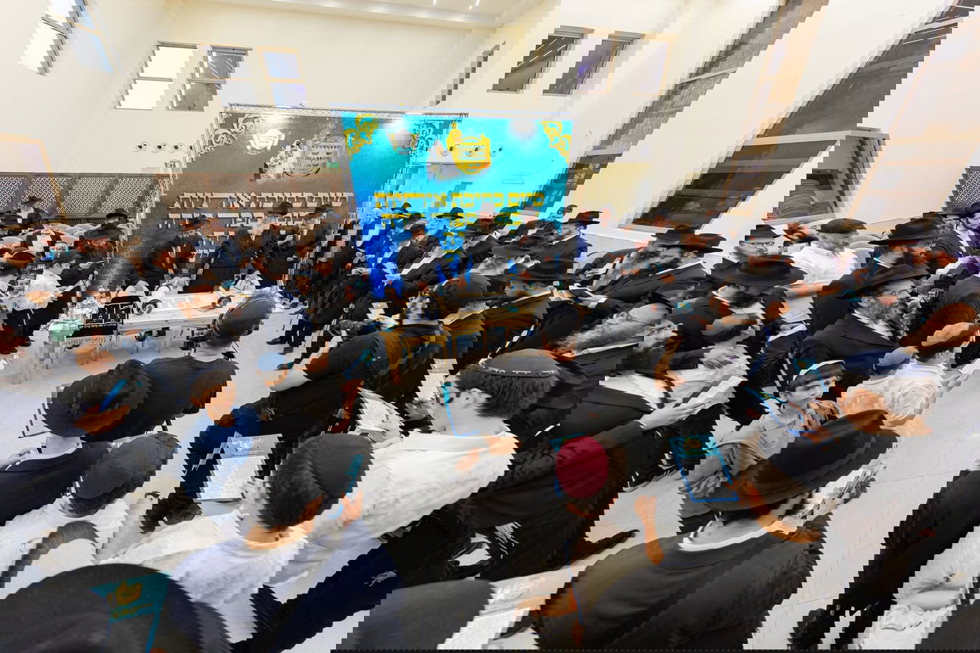 עם משפחות החטופים וההרוגים בשדה הקטל ברעים: מעמד מרגש של הכנסת ספר תורה | תיעוד מיוחד