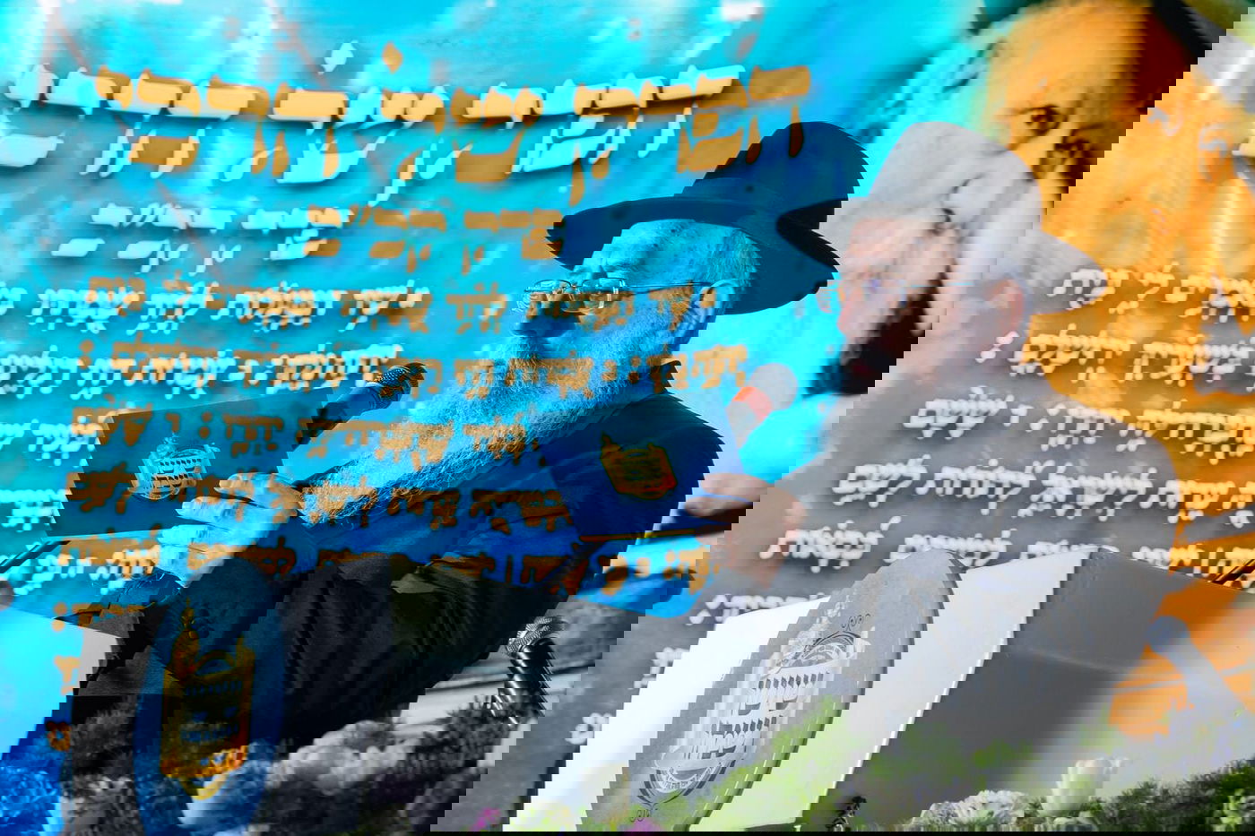 עם משפחות החטופים וההרוגים בשדה הקטל ברעים: מעמד מרגש של הכנסת ספר תורה | תיעוד מיוחד