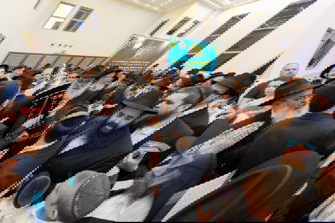 עם משפחות החטופים וההרוגים בשדה הקטל ברעים: מעמד מרגש של הכנסת ספר תורה | תיעוד מיוחד