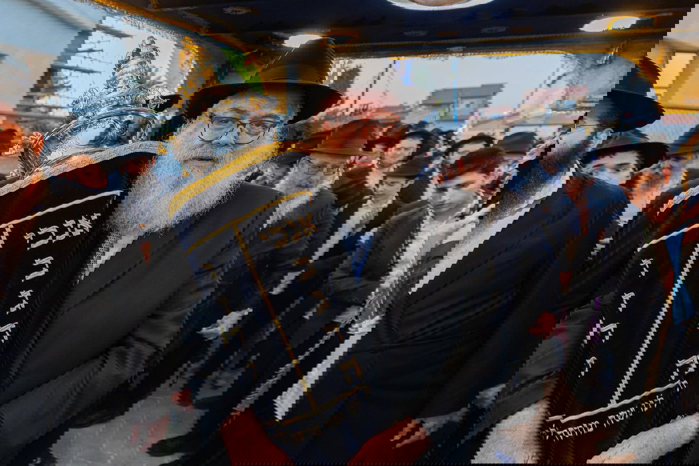 עם משפחות החטופים וההרוגים בשדה הקטל ברעים: מעמד מרגש של הכנסת ספר תורה | תיעוד מיוחד