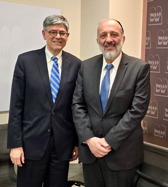 יו"ר ש"ס אריה דרעי עם השגריר האמריקאי ג'ק לו