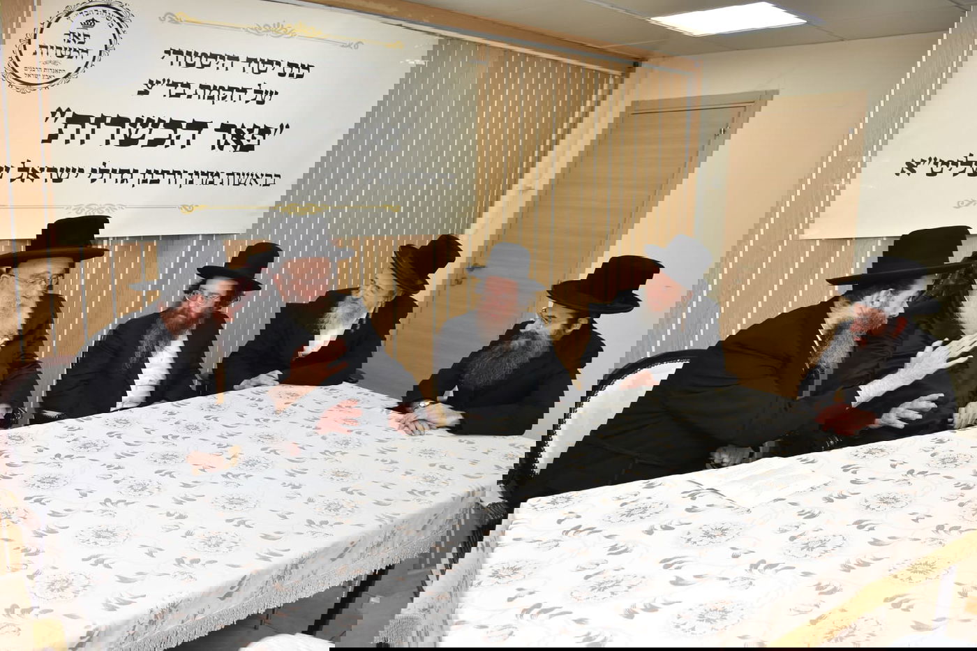 הכשרות החדשה תחרוט על דגלה - מחירים נמוכים ונוחים, מימין לשמאל- הרב שמואל יוסף שטיצברג, הרב שמואל אליעזר שטרן, הרב עמרם פריד, הרב יחיאל מיכל פרידמן והרב לייבל וייס