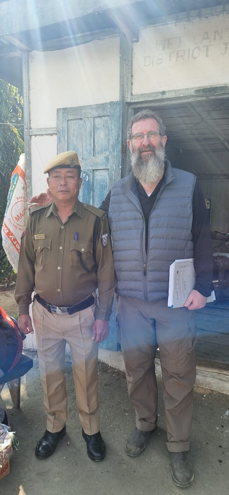 עם מפקד בית הסוהר בבנגלדש