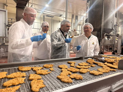 מפעל תנובה גליל, המעסיק כ-180 עובדים, מייצר את מוצרי "מאמא עוף"