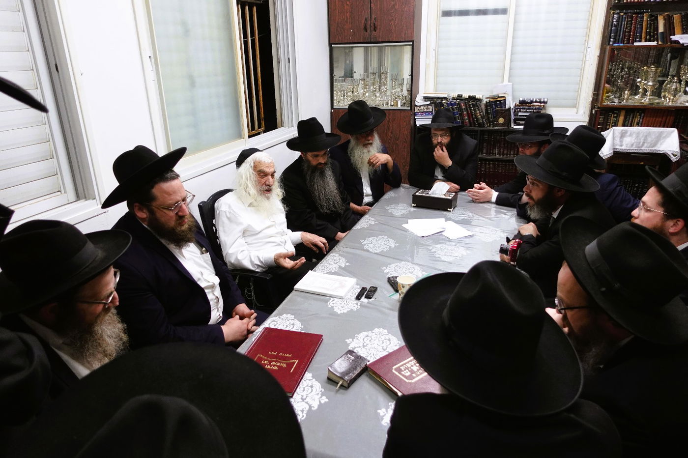 כינוס החירום על חוק הגיוס בביתו של מנהיג הפלג הירושלמי הגאון רבי אשר דויטש