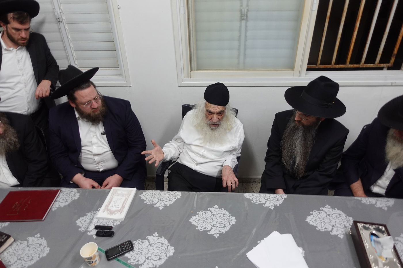 כינוס החירום על חוק הגיוס בביתו של מנהיג הפלג הירושלמי הגאון רבי אשר דויטש