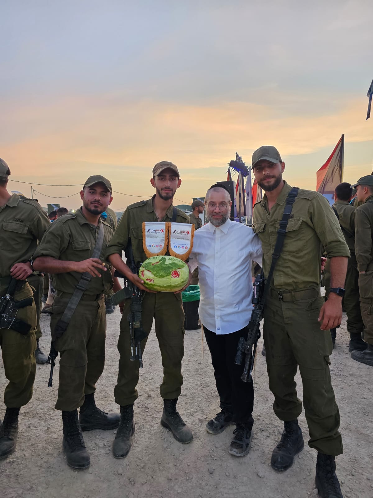 אהרון גרוס עם הארוחה לגדוד 55 סמוך לרעים - מטרים בודדים מגבול רצועת עזה