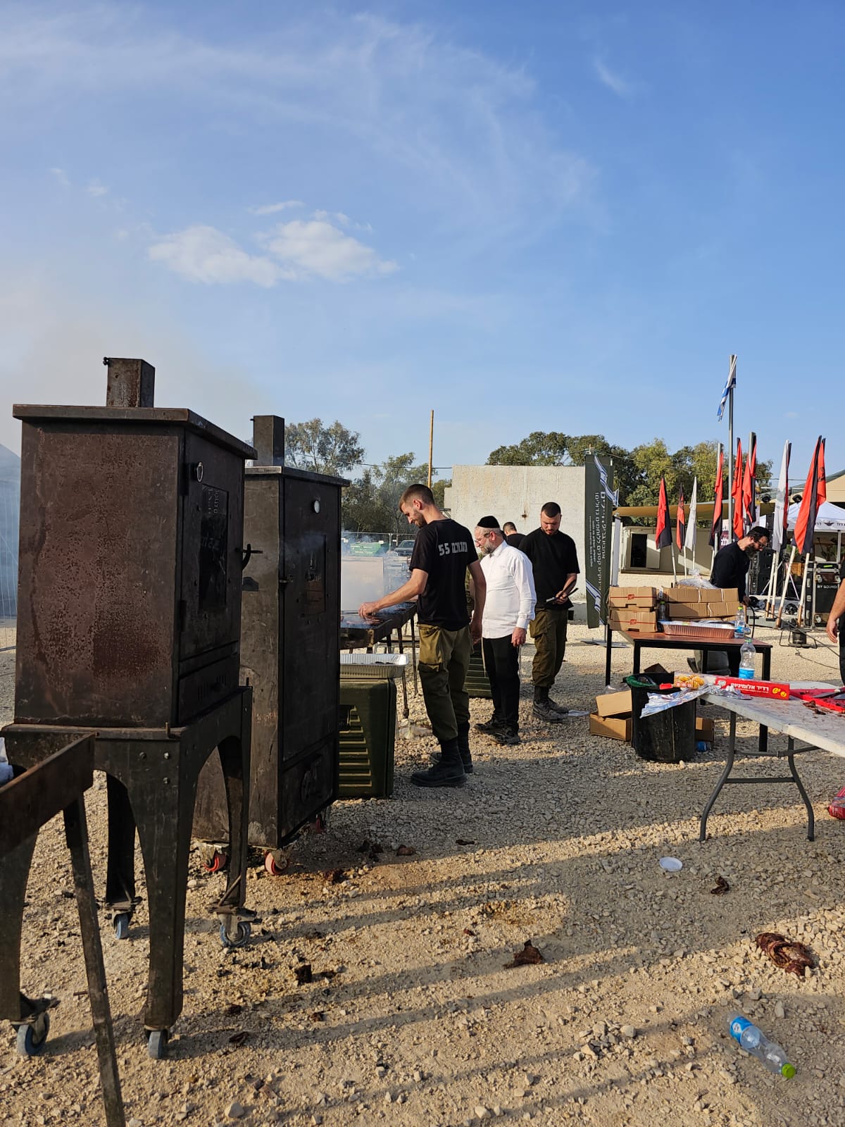 אהרון גרוס עם הארוחה לגדוד 55 סמוך לרעים - מטרים בודדים מגבול רצועת עזה