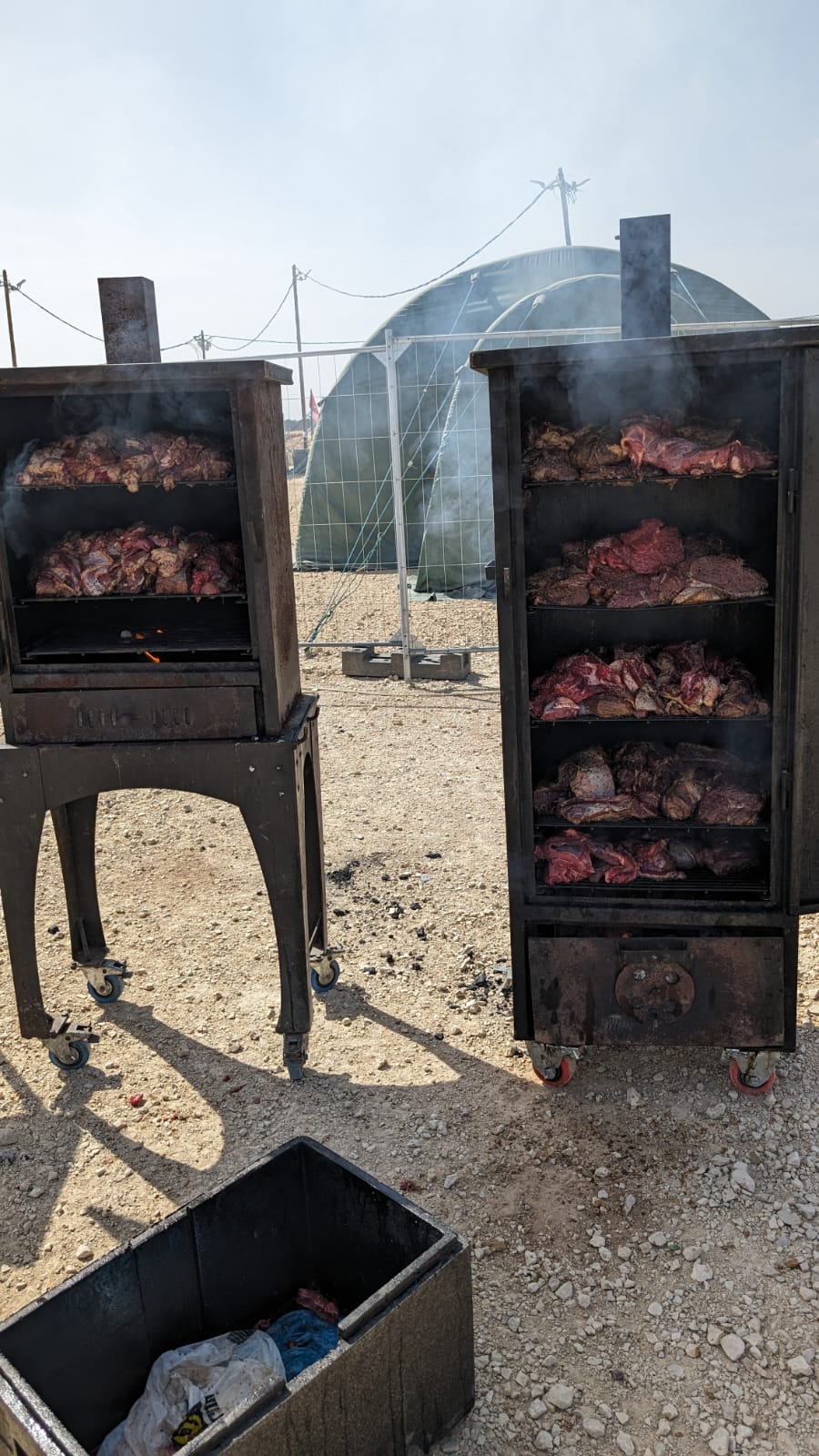 אהרון גרוס עם הארוחה לגדוד 55 סמוך לרעים - מטרים בודדים מגבול רצועת עזה