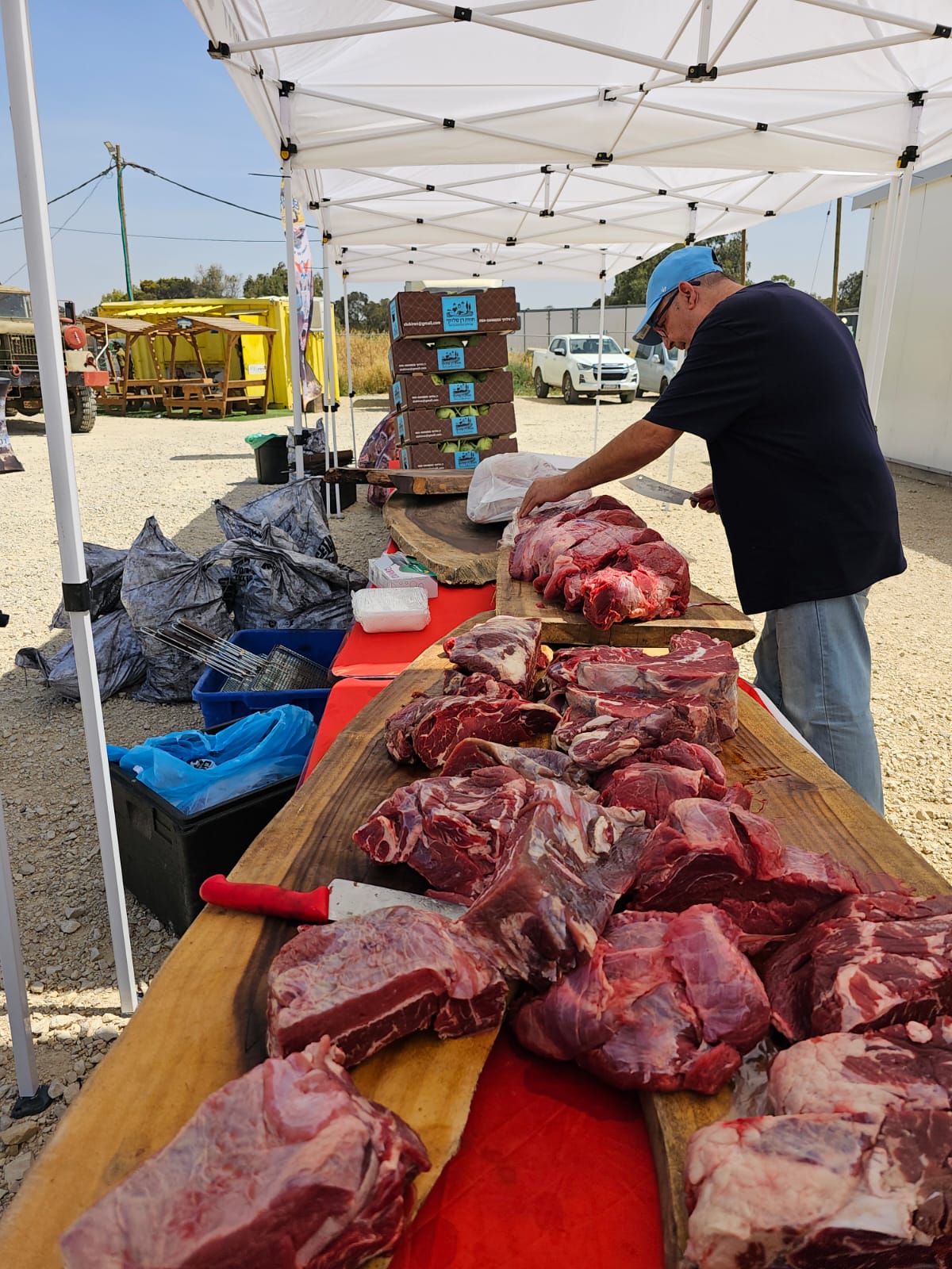 אהרון גרוס עם הארוחה לגדוד 55 סמוך לרעים - מטרים בודדים מגבול רצועת עזה