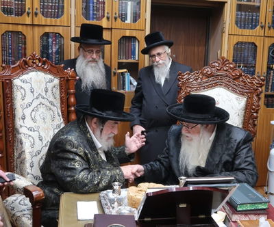 האדמו"רים בתחילת הביקור, אמש