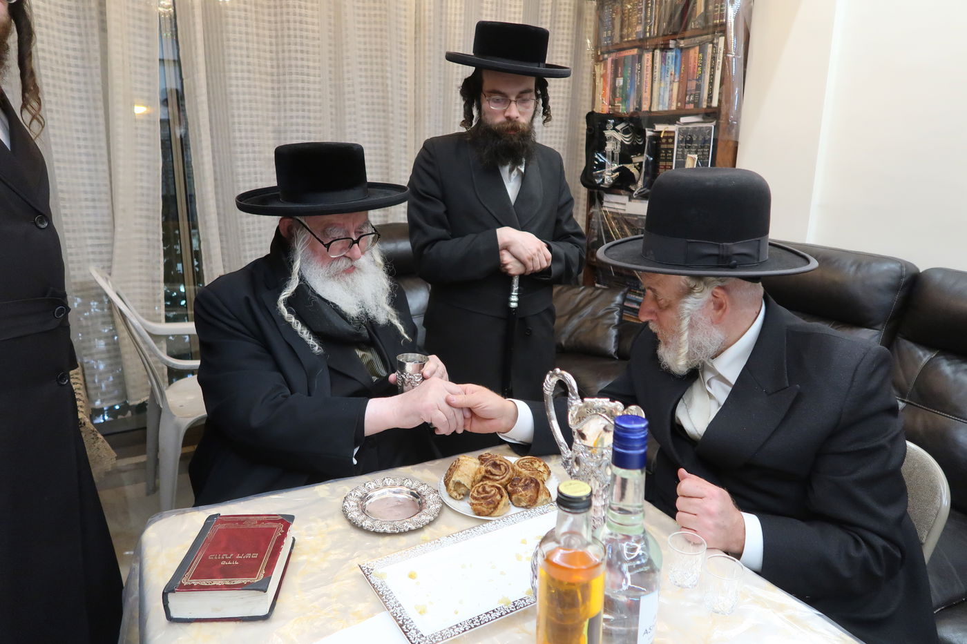 האדמו''ר ממשכנות הרועים בשילוח הקן