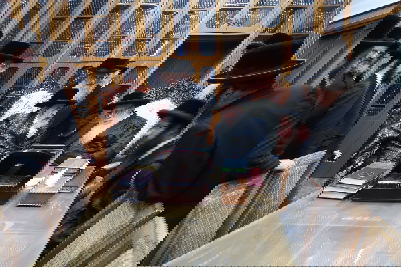 האדמו"רים בתחילת הביקור, אמש