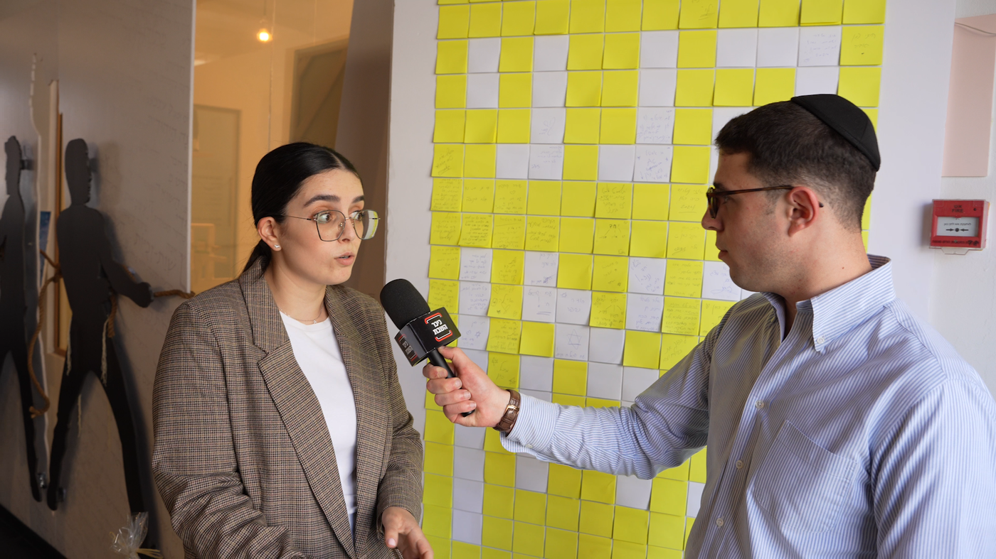 אמנית חרדית מציגה יצירה 