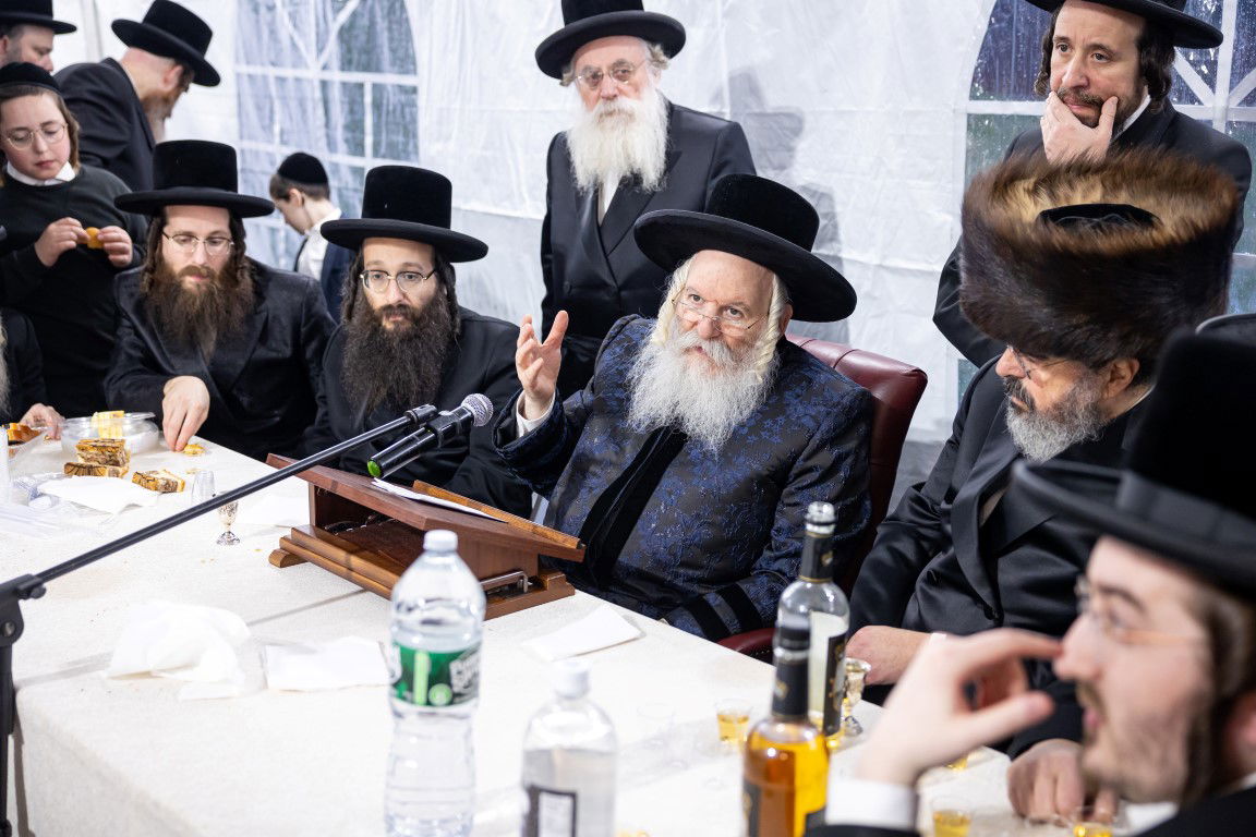 בעל האכסניא הכניס ספר תורה - האדמו"ר טרח והגיע במיוחד