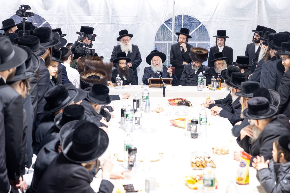 בעל האכסניא הכניס ספר תורה - האדמו"ר טרח והגיע במיוחד