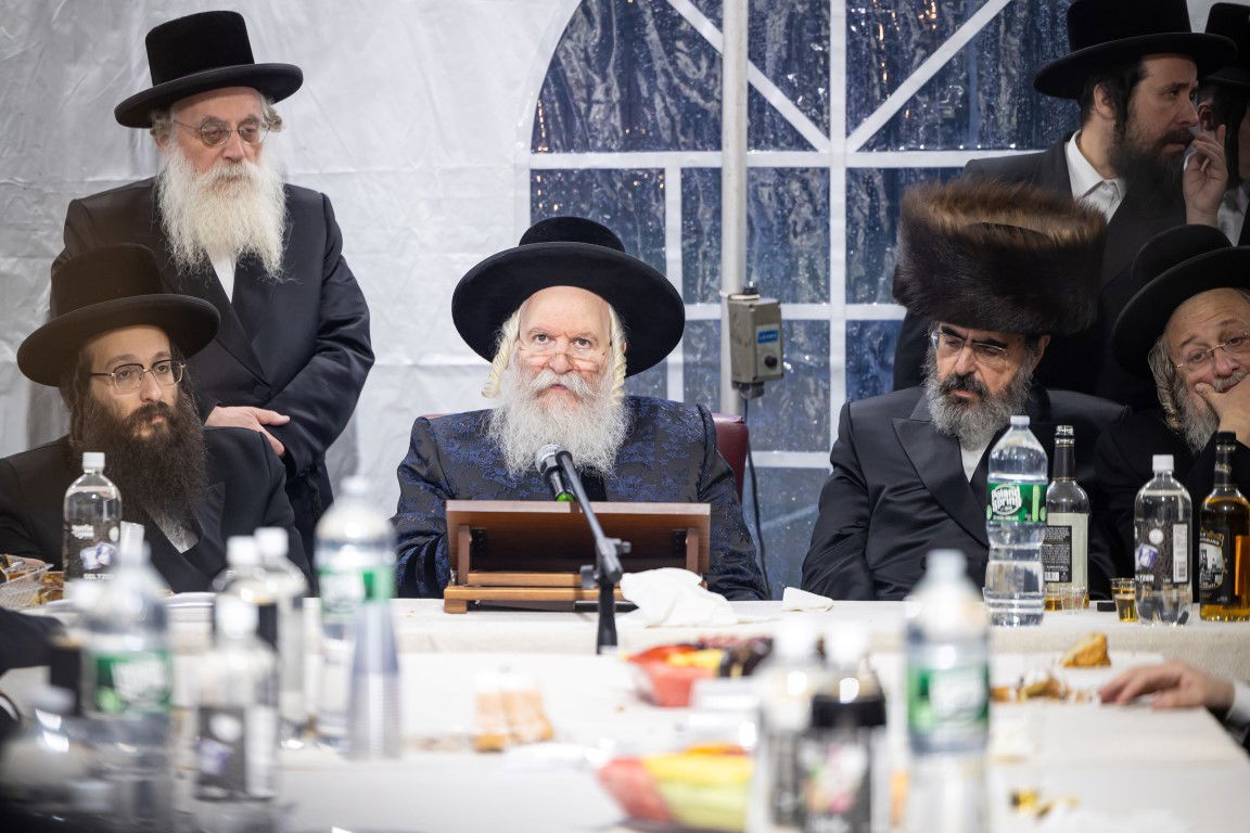 בעל האכסניא הכניס ספר תורה - האדמו"ר טרח והגיע במיוחד