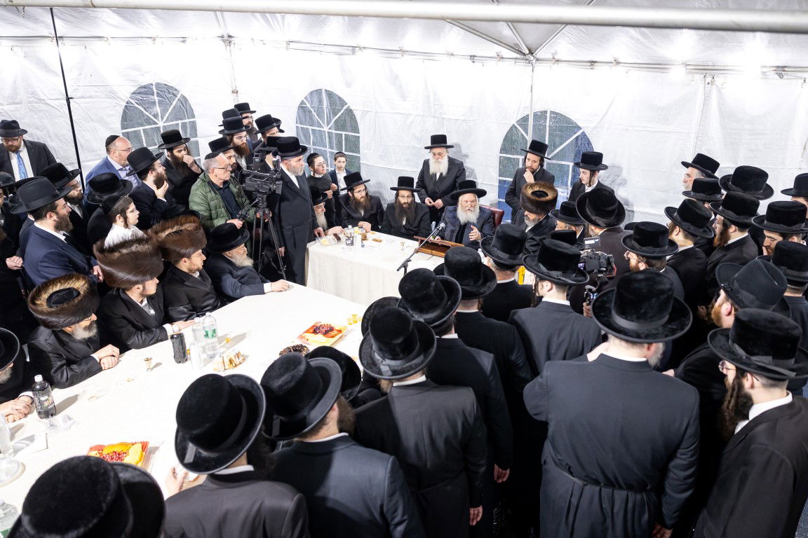 בעל האכסניא הכניס ספר תורה - האדמו"ר טרח והגיע במיוחד