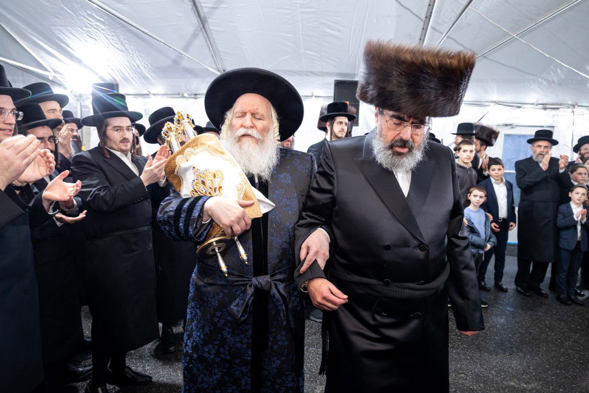 בעל האכסניא הכניס ספר תורה - האדמו"ר טרח והגיע במיוחד