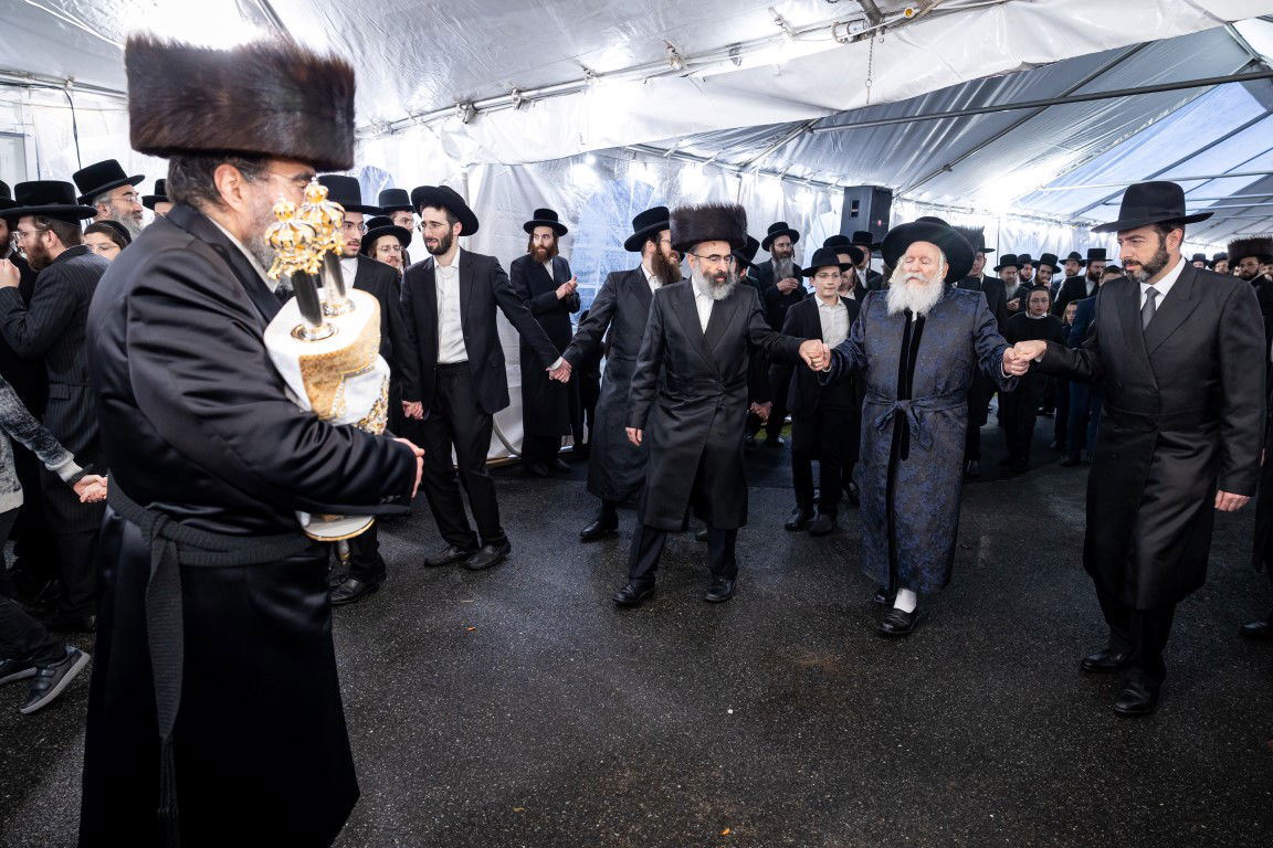 בעל האכסניא הכניס ספר תורה - האדמו"ר טרח והגיע במיוחד