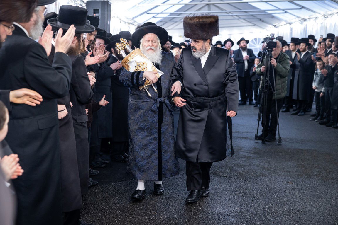 בעל האכסניא הכניס ספר תורה - האדמו"ר טרח והגיע במיוחד