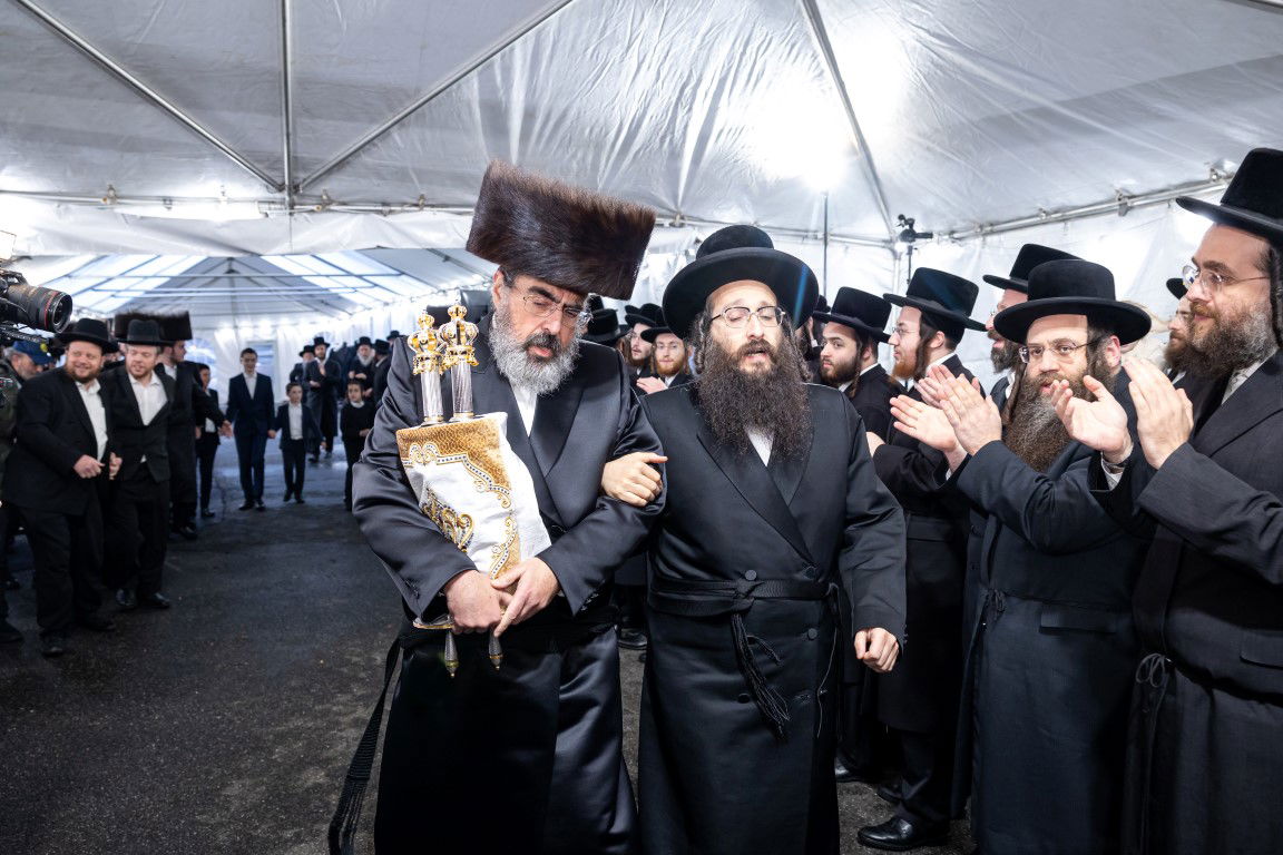 בעל האכסניא הכניס ספר תורה - האדמו"ר טרח והגיע במיוחד