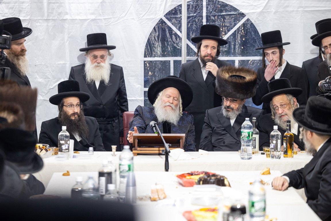 בעל האכסניא הכניס ספר תורה - האדמו"ר טרח והגיע במיוחד