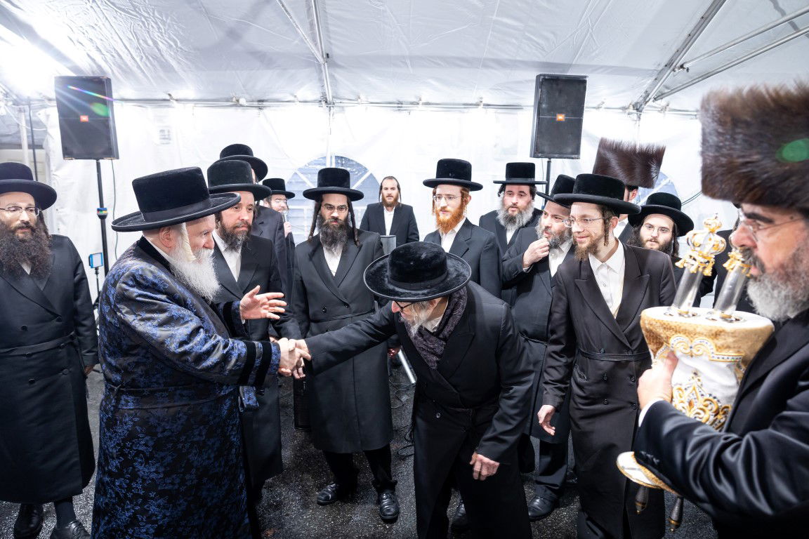 בעל האכסניא הכניס ספר תורה - האדמו"ר טרח והגיע במיוחד