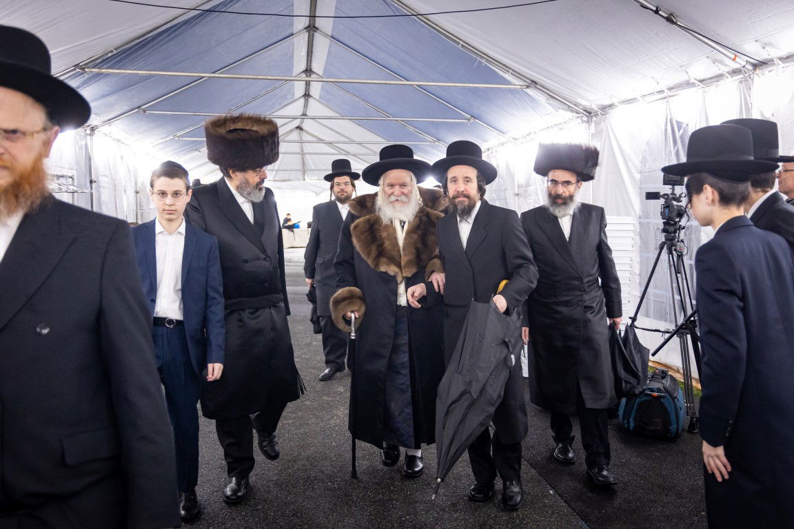 בעל האכסניא הכניס ספר תורה - האדמו"ר טרח והגיע במיוחד