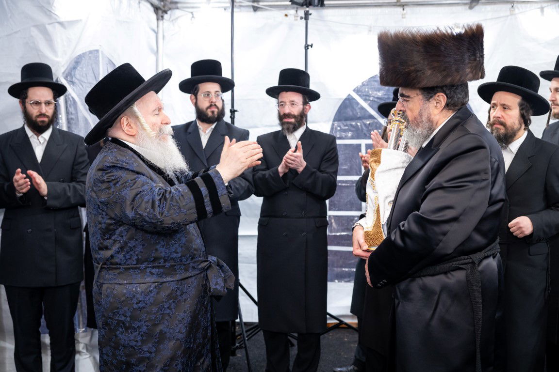 בעל האכסניא הכניס ספר תורה - האדמו"ר טרח והגיע במיוחד