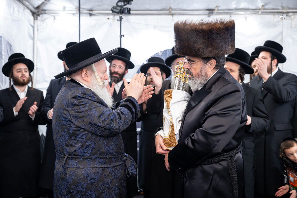 בעל האכסניא הכניס ספר תורה - האדמו"ר טרח והגיע במיוחד