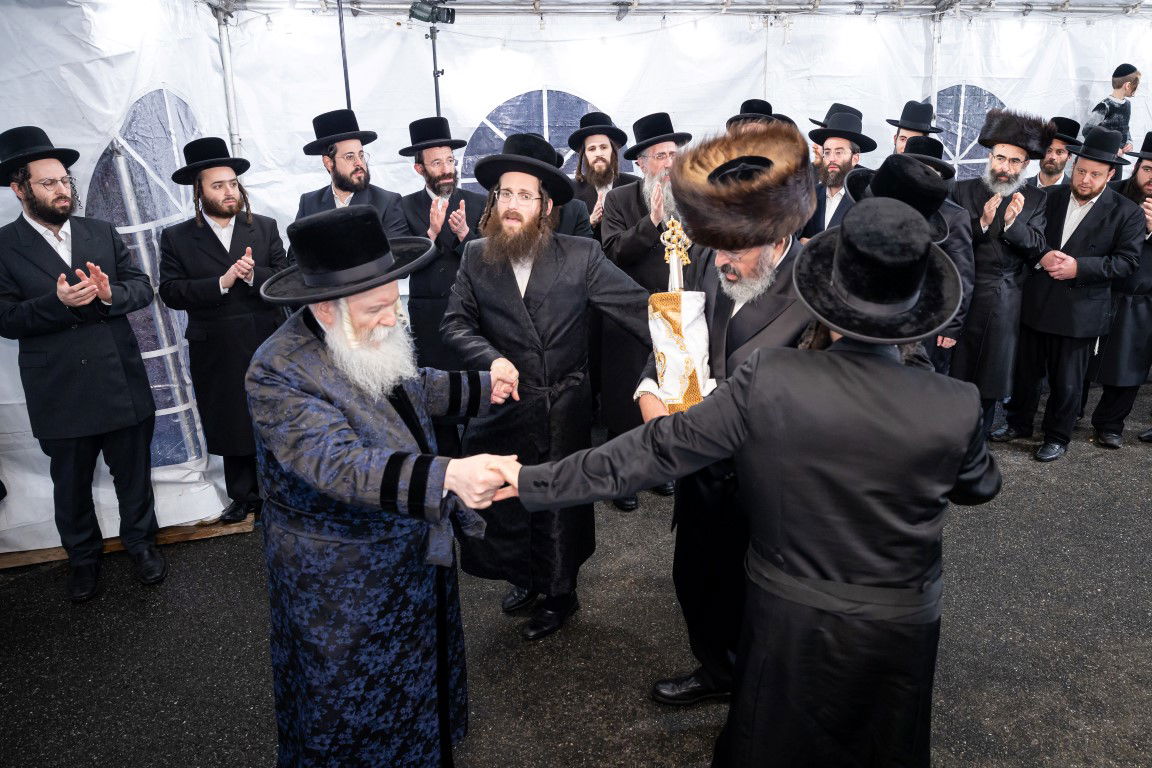 בעל האכסניא הכניס ספר תורה - האדמו"ר טרח והגיע במיוחד