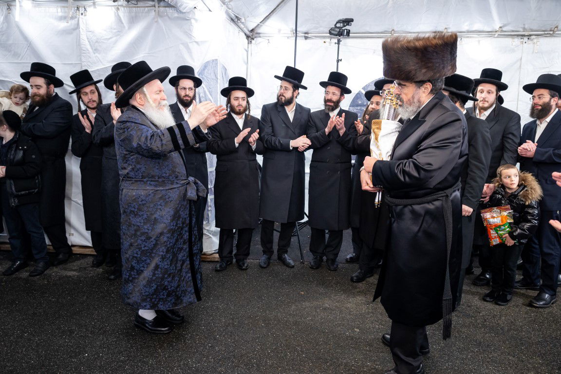 בעל האכסניא הכניס ספר תורה - האדמו"ר טרח והגיע במיוחד