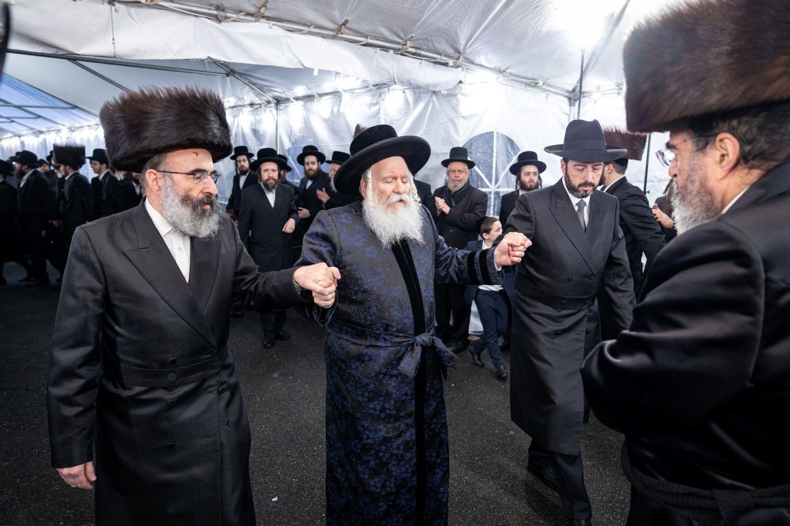 בעל האכסניא הכניס ספר תורה - האדמו"ר טרח והגיע במיוחד