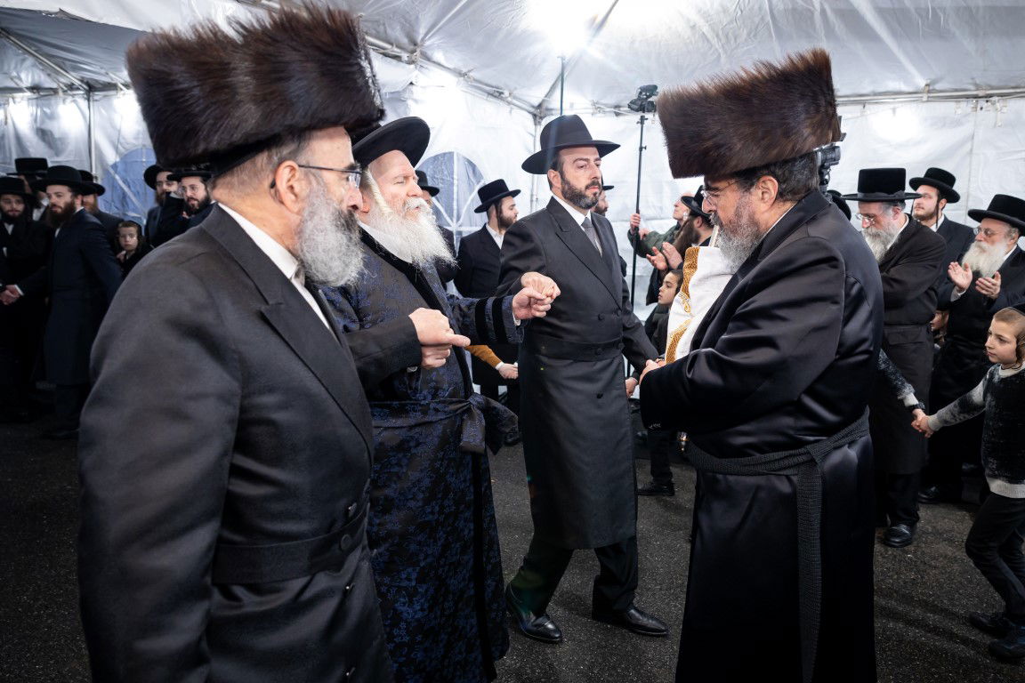 בעל האכסניא הכניס ספר תורה - האדמו"ר טרח והגיע במיוחד