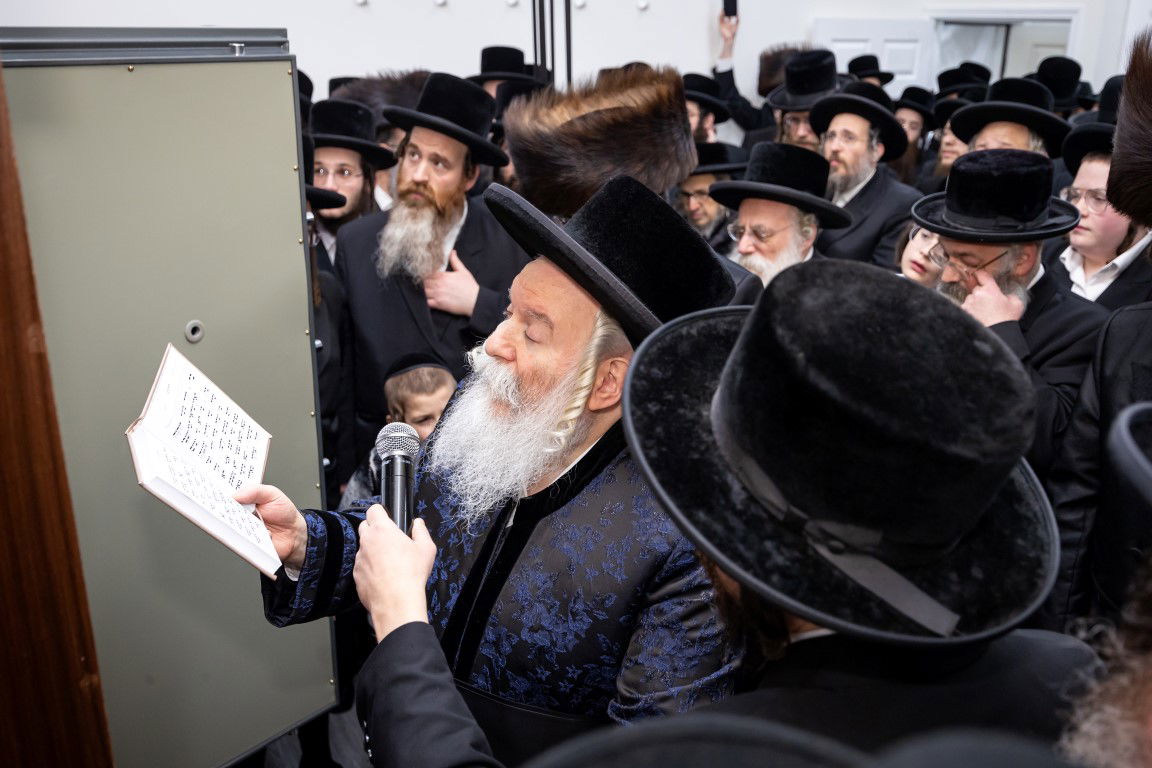 בעל האכסניא הכניס ספר תורה - האדמו"ר טרח והגיע במיוחד