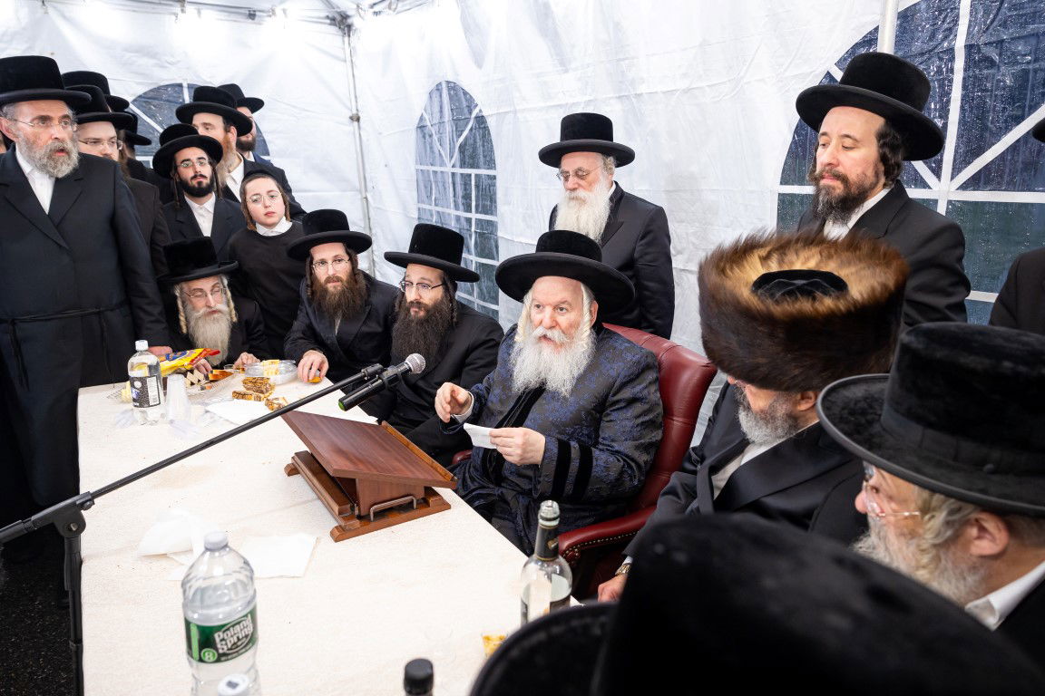 בעל האכסניא הכניס ספר תורה - האדמו"ר טרח והגיע במיוחד