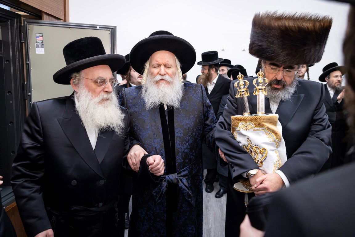 בעל האכסניא הכניס ספר תורה - האדמו"ר טרח והגיע במיוחד