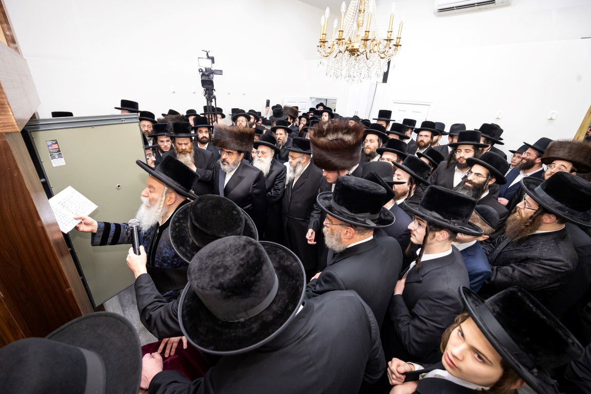 בעל האכסניא הכניס ספר תורה - האדמו"ר טרח והגיע במיוחד