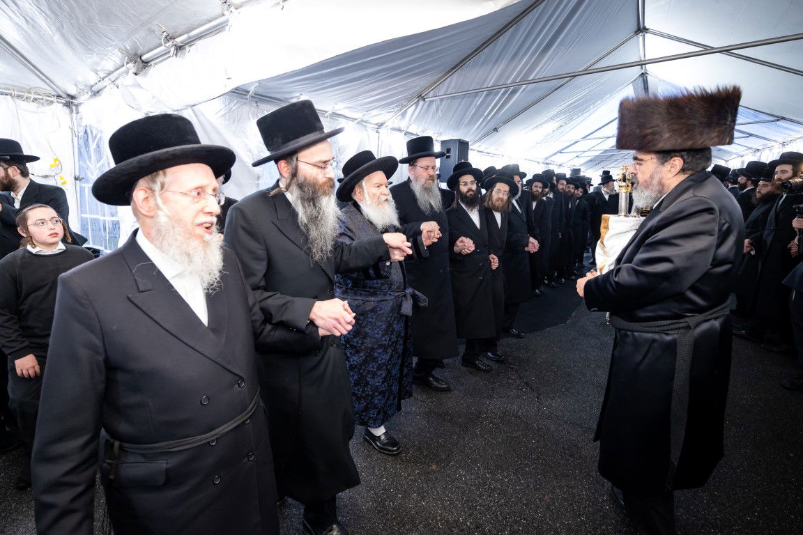 בעל האכסניא הכניס ספר תורה - האדמו"ר טרח והגיע במיוחד