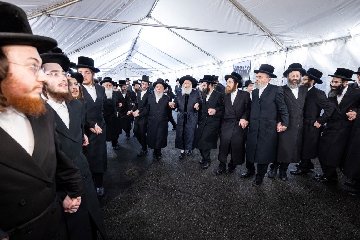 בעל האכסניא הכניס ספר תורה - האדמו"ר טרח והגיע במיוחד