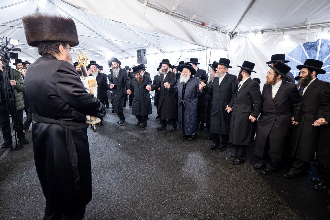 בעל האכסניא הכניס ספר תורה - האדמו"ר טרח והגיע במיוחד