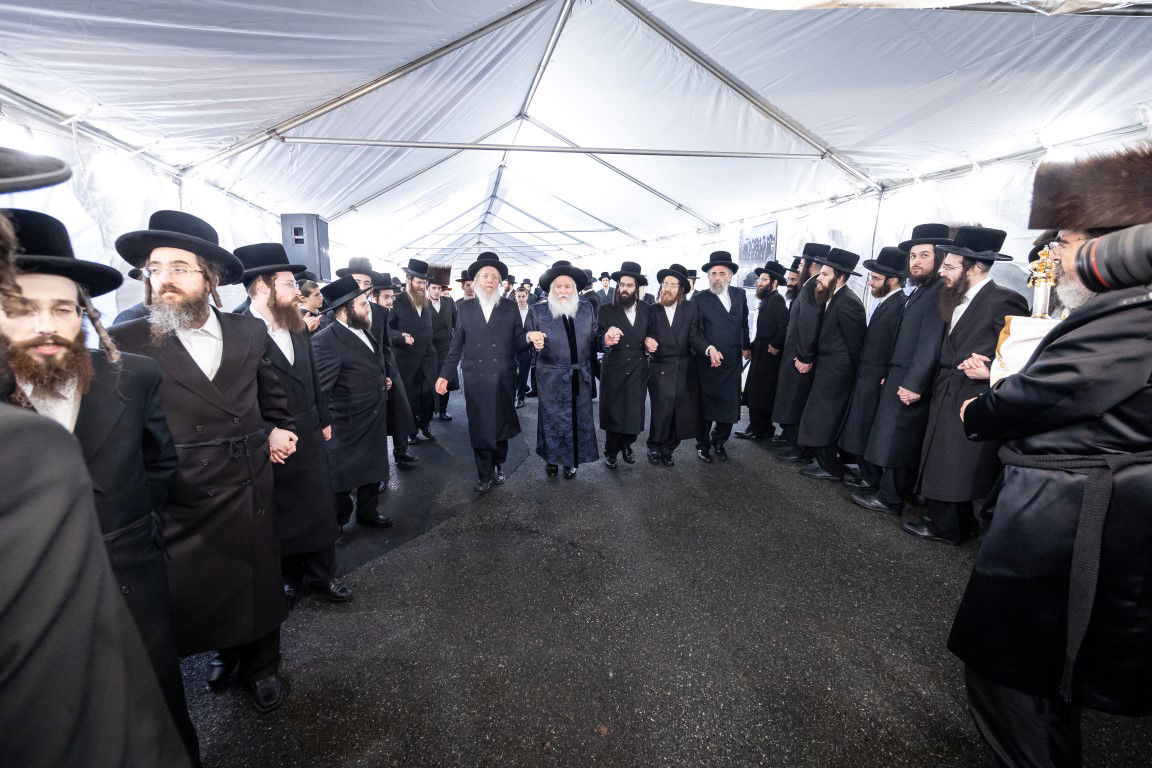 בעל האכסניא הכניס ספר תורה - האדמו"ר טרח והגיע במיוחד