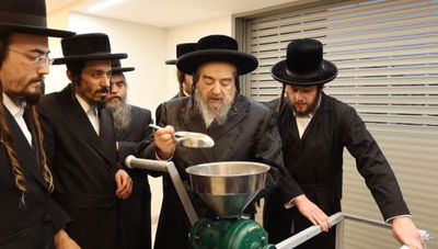 הגה"צ רבי יעקב מאיר שכטר בטחינת חיטים למצות מצווה