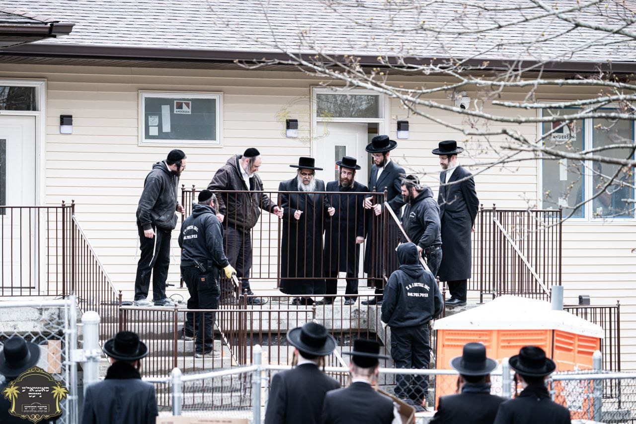 חביבות המצווה: האדמו"ר התקין מעקה באגף החדש בביתו