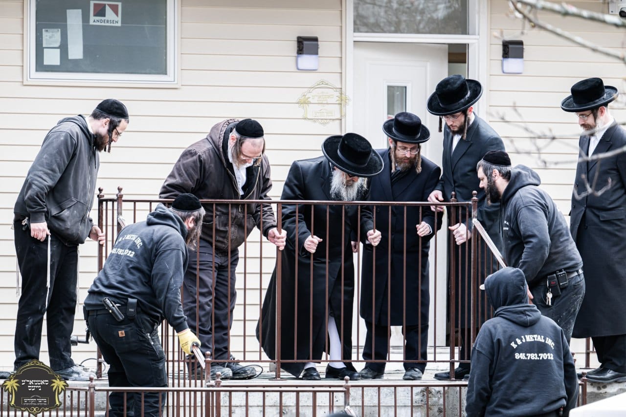 חביבות המצווה: האדמו"ר התקין מעקה באגף החדש בביתו
