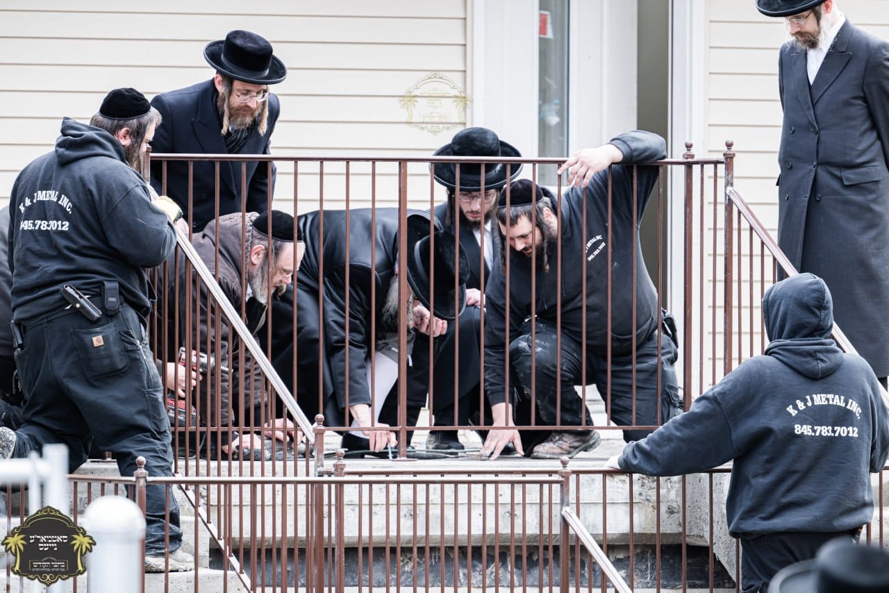 חביבות המצווה: האדמו"ר התקין מעקה באגף החדש בביתו